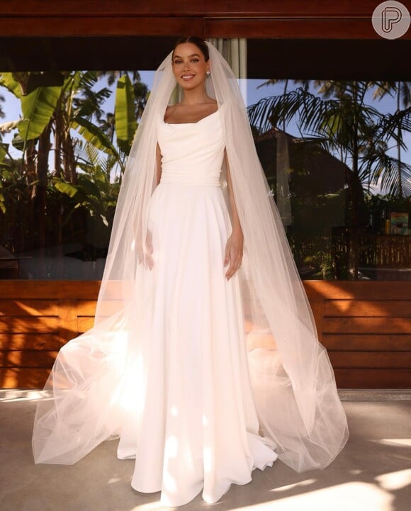Vestido de noiva com estilo clean foi aposta de Marcella Tranchesi para festa de casamento