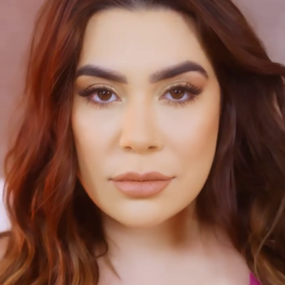 Naiara Azevedo valorizou busto com sutiã rendado rosa