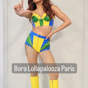 Anitta posa com conjunto verde e amarelo para show no Lollapalooza Paris