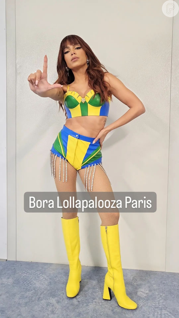 Anitta posa com conjunto verde e amarelo para show no Lollapalooza Paris
