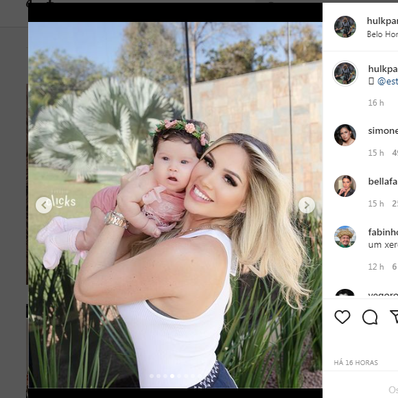 Camila Ângelo posa com a filha, Zaya, no terceiro mesversário da bebê