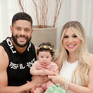Hulk e Camila Ângelo posam sorridentes com a filha, Zaya