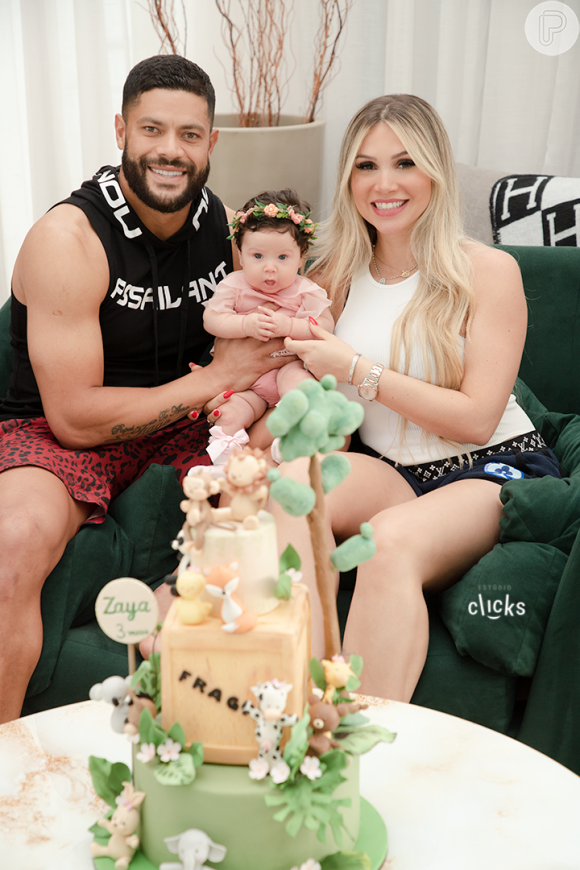 Hulk e Camila Ângelo posam sorridentes com a filha, Zaya