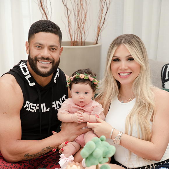 Hulk e Camila Ângelo posam sorridentes com a filha, Zaya