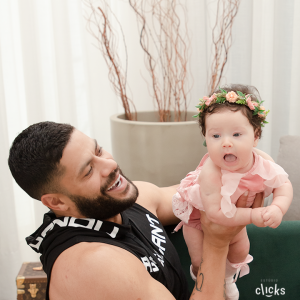 Hulk se diverte com Zaya, a filha caçula