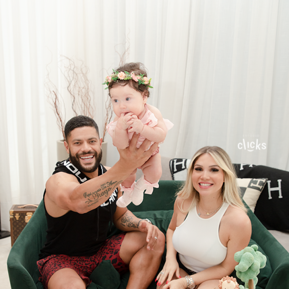 Referência ao 'Rei Leão'? Hulk brinca com a filha de 3 meses, Zaya, em novo ensaio de fotos