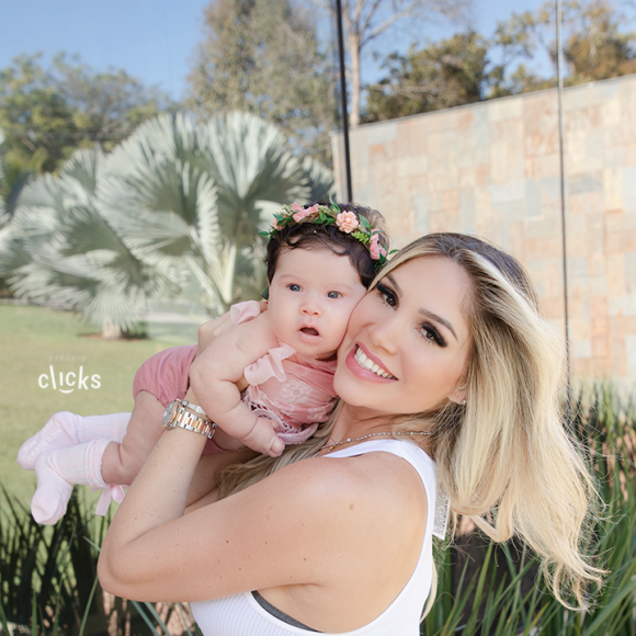 Camila Ângelo posa com a filha, Zaya