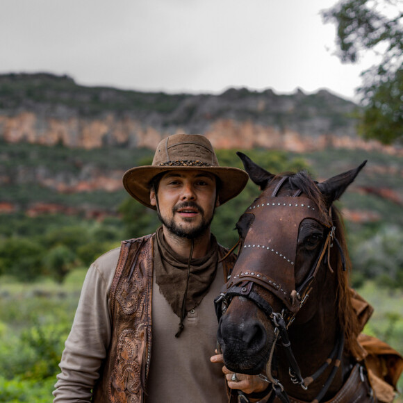 Novela 'Mar do Sertão': Zé Paulino (Sergio Guizé) sofre um acidente no dia do casamento com Candoca (Isadora Cruz) e depois escapa da morte ao ser vítima de atentado de Tertulinho (Renato Goes)