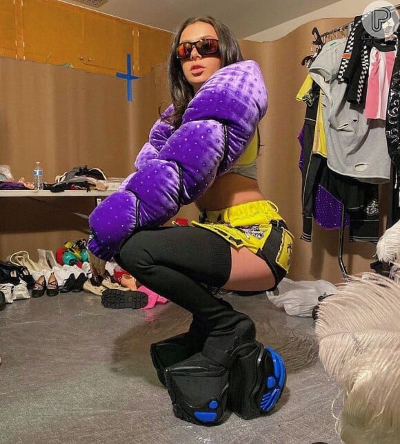 Charlie XCX surgiu com calçado idêntico ao de Gkay no Instagram