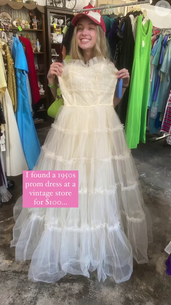 Vestido de formatura foi comprado por 100 dólares e transformado em look de noiva
