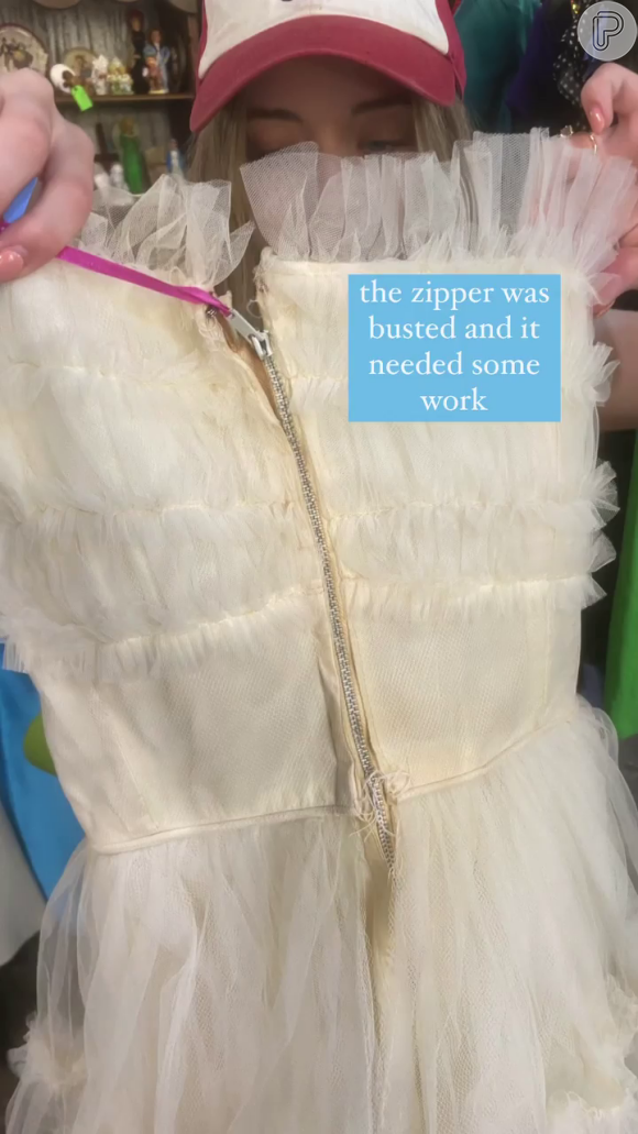 O vestido comprado por Lily Smith tinha defeito no zíper e ela ainda conseguiu um desconto na roupa