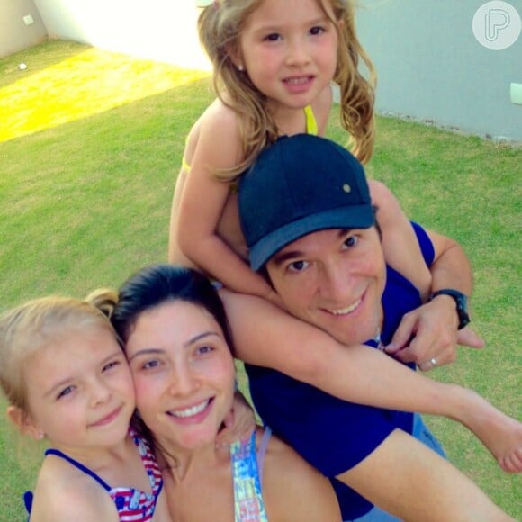 Daniel e a mulher, Aline, posam com as filhas Lara e Luiza