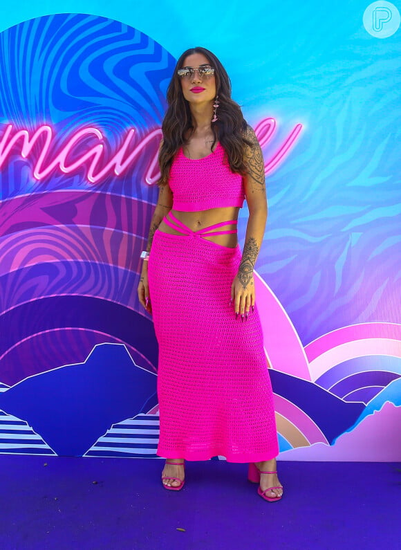 Bianca Andrade escolheu um conjunto de cropped e saia rosa