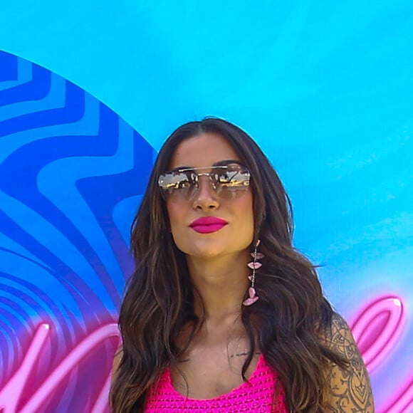 Bianca Andrade escolheu um conjunto de cropped e saia rosa