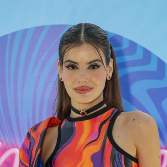 Camila Queiroz optou por um vestido com cortes diferentes