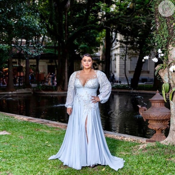 Vestido de festa longo azul fica delicado com mangas bufantes e aplicações de pedrarias