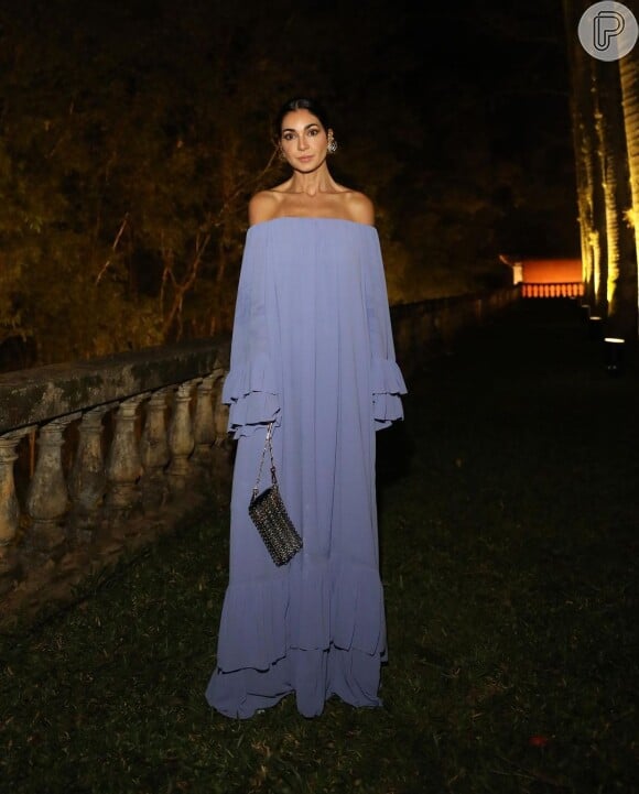 Vestido de festa longo azul oversized é opção moderna e cheia de estilo