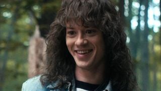 Eddie da série 'Stranger Things', Joseph Quinn sai de apuro em aeroporto graças ao personagem