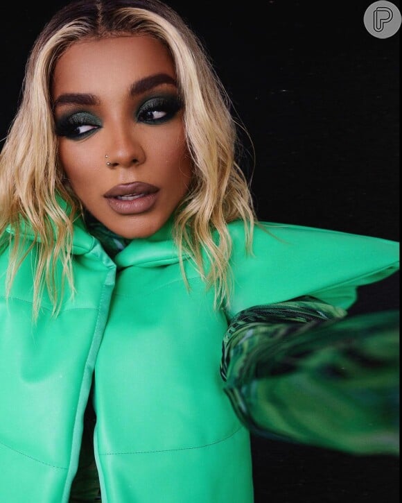 Maquiagem com tons de verde escuro de Brunna Gonçalves valorizou os olhos da influencer