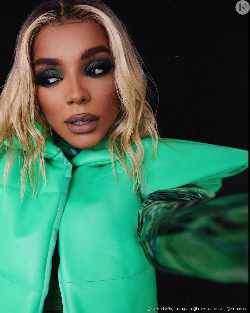 Maquiagem com tons de verde escuro de Brunna Gonçalves valorizou os olhos da influencer