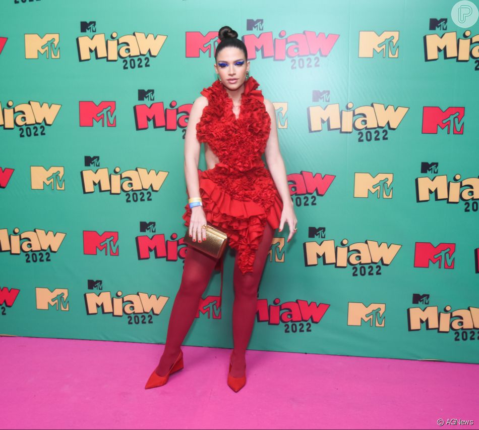 A maquiagem azul criou contraste com look vermelho de Lele Burnier