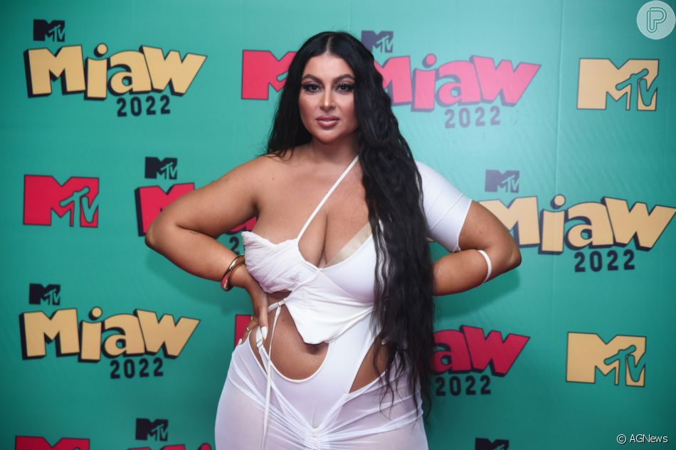 Cabelo ultralongo se destacou na beleza de Letticia Muniz no MTV Miaw