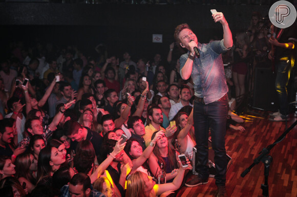 Michel Teló faz selfie com fãs em show em São Paulo, em 17 de dezembro de 2014