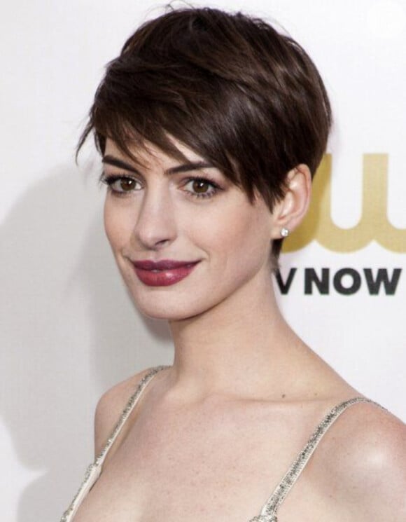 Anne Hathaway já foi adepta ao Modern Pixie, que tornou seu estilo ainda mais despojado