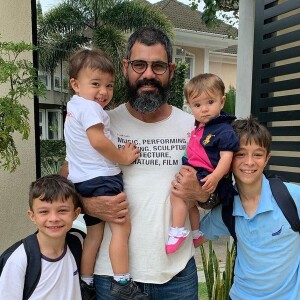 Juliano Cazarré está cuidando dos outros quatro filhos do casal, que permanecem no Rio de Janeiro