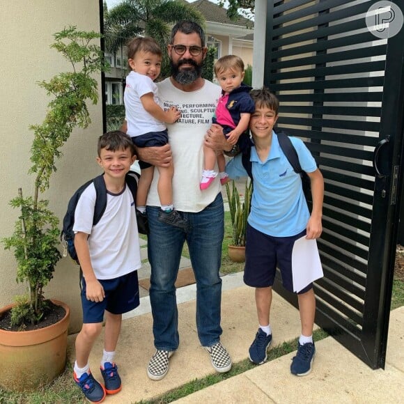 Juliano Cazarré está cuidando dos outros quatro filhos do casal, que permanecem no Rio de Janeiro