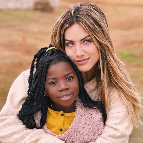 Giovanna Ewbank xinga mulher ao defender filhos de ataque racista