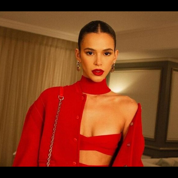 Bruna Marquezine promove festa junina e fãs apontam presença de Xolo Maridueña