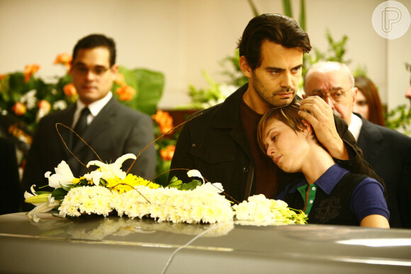Lara é consolada por Zé Bob no 'enterro' de Donatela, na novela 'A Favorita': 'Pelo menos ela teve a oportunidade de ter um amor de verdade'