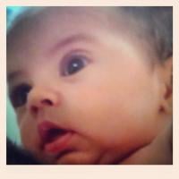 Shakira publica foto do rostinho do filho, Milan, que completa 2 meses