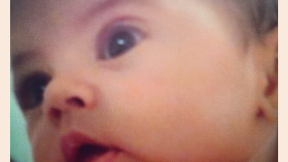 Shakira publica foto do rostinho do filho, Milan, que completa 2 meses