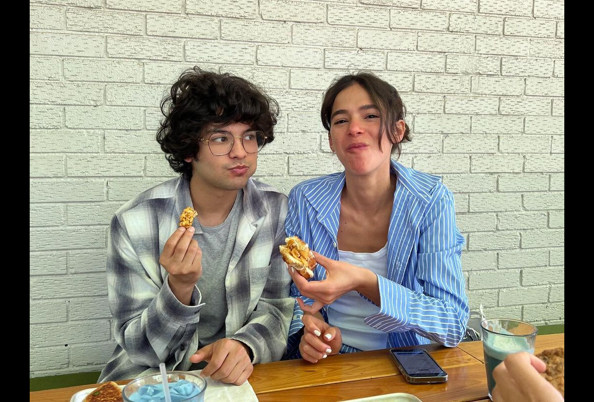 Foto: Bruna Marquezine e Xolo Maridueña surgiram comendo sanduíches -  Purepeople