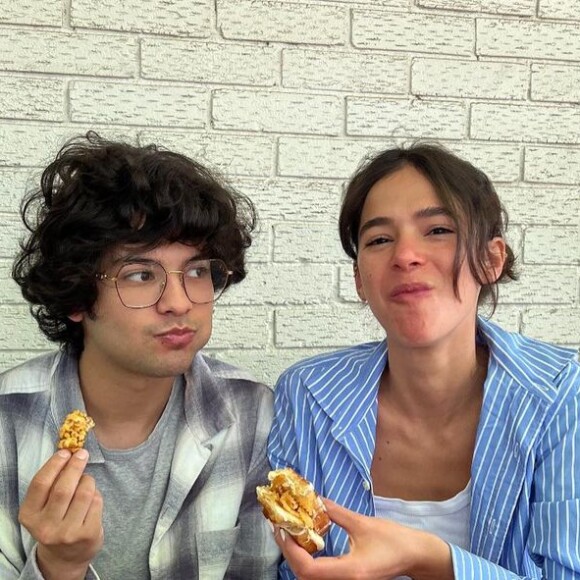 Bruna Marquezine e Xolo Maridueña surgiram comendo sanduíches