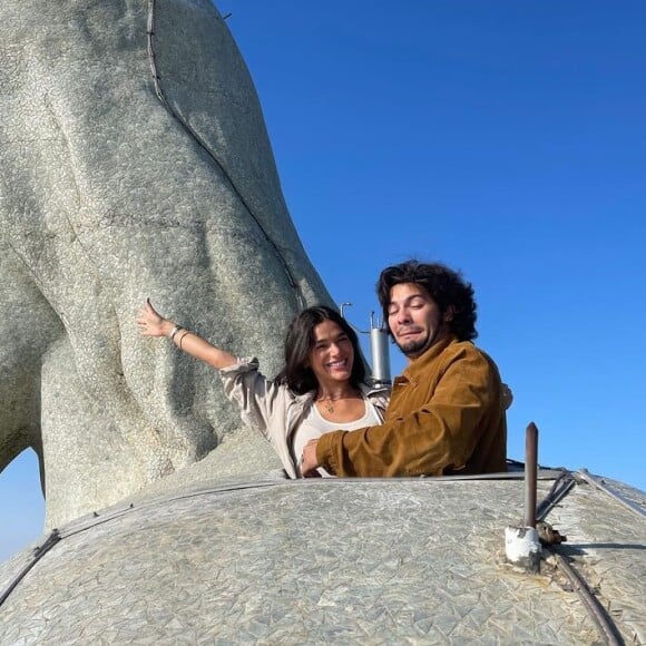 Bruna Marquezine e Xolo Maridueña visitaram o Cristo Redentor, no Rio de Janeiro