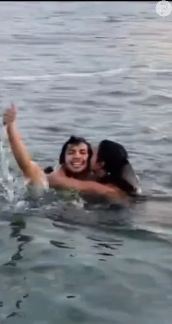 Bruna Marquezine e Xolo Maridueña se abraçaram em um lago