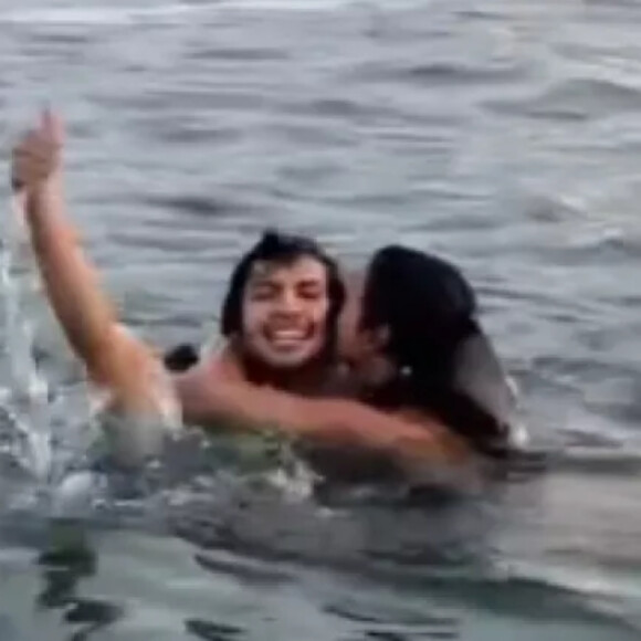 Bruna Marquezine e Xolo Maridueña se abraçaram em um lago