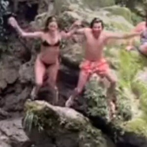Bruna Marquezine e Xolo Maridueña mergulharam de mãos dadas em uma cachoeira
