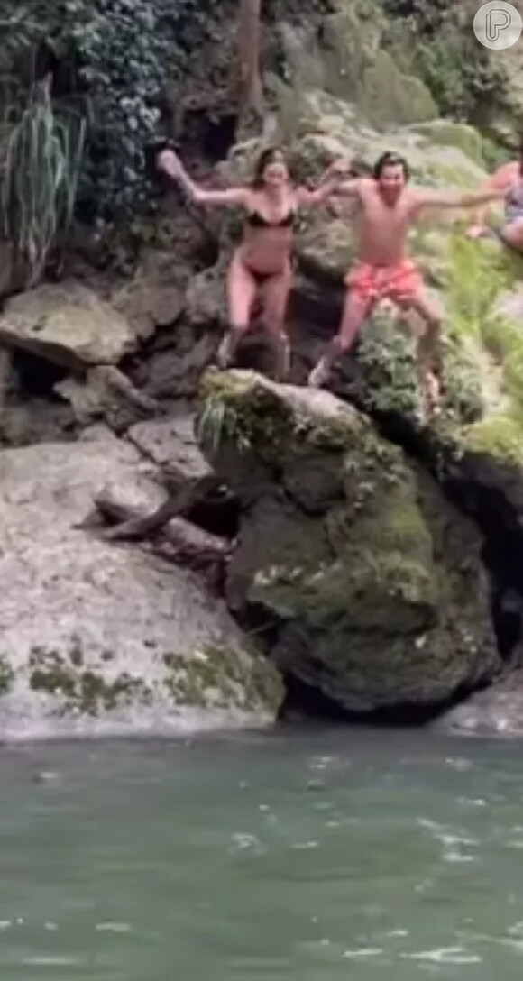 Bruna Marquezine e Xolo Maridueña mergulharam de mãos dadas em uma cachoeira