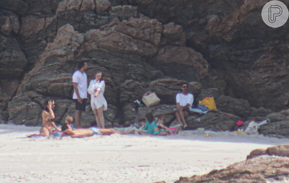 Rafa Kalimann e José Loreto foram flagrados juntos em uma praia na semana passada