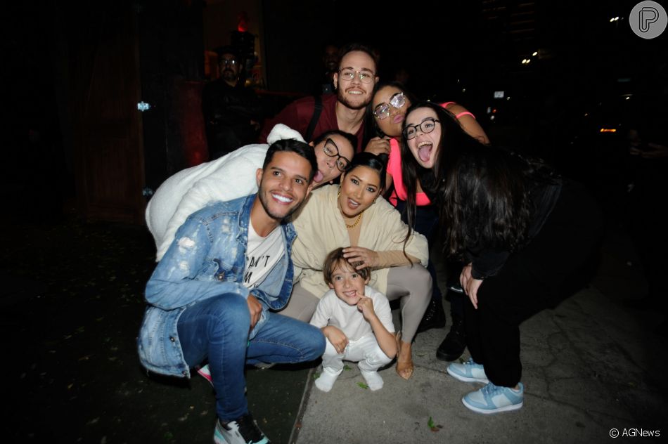 Simaria com o filho caçula, Pawel, na porta do buffet, na região da Barra Funda, em São Paulo