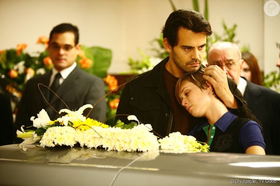 Donatela aproveita que está sendo dada como morta para desmascarar Flora, na novela 'A Favorita'