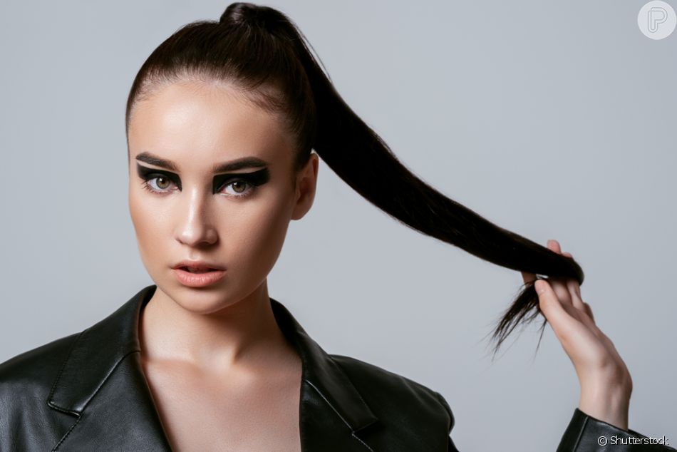 Olho preto com delineado blocado é uma tendência de beleza ousada e cheia de personalidade