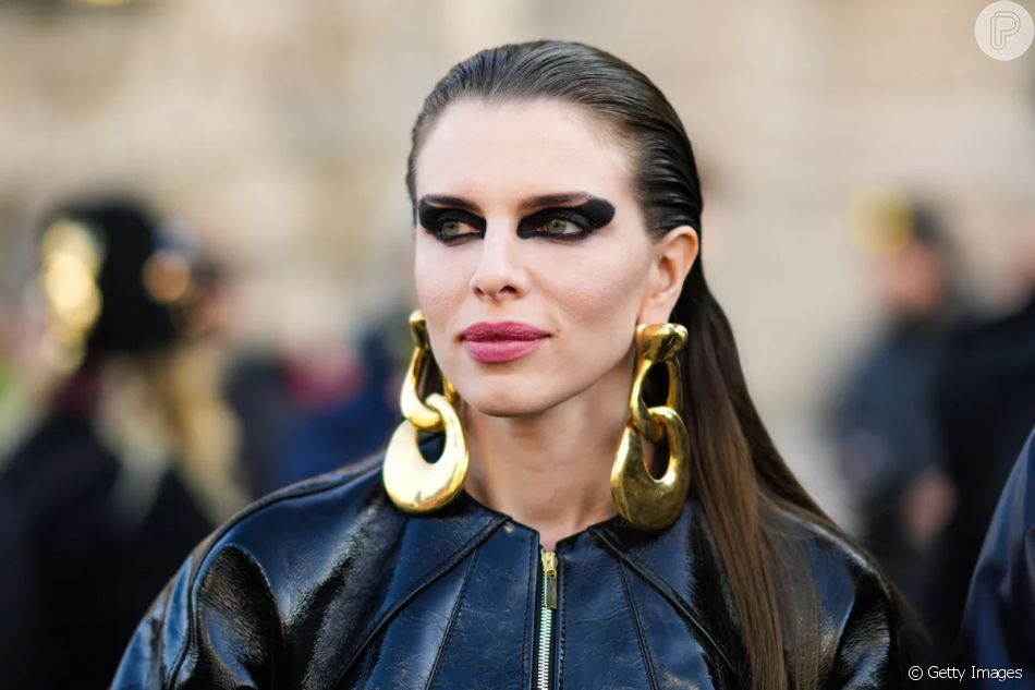Olho com delineado preto blocado tem na modelo Julia Fox uma de suas principais adeptas