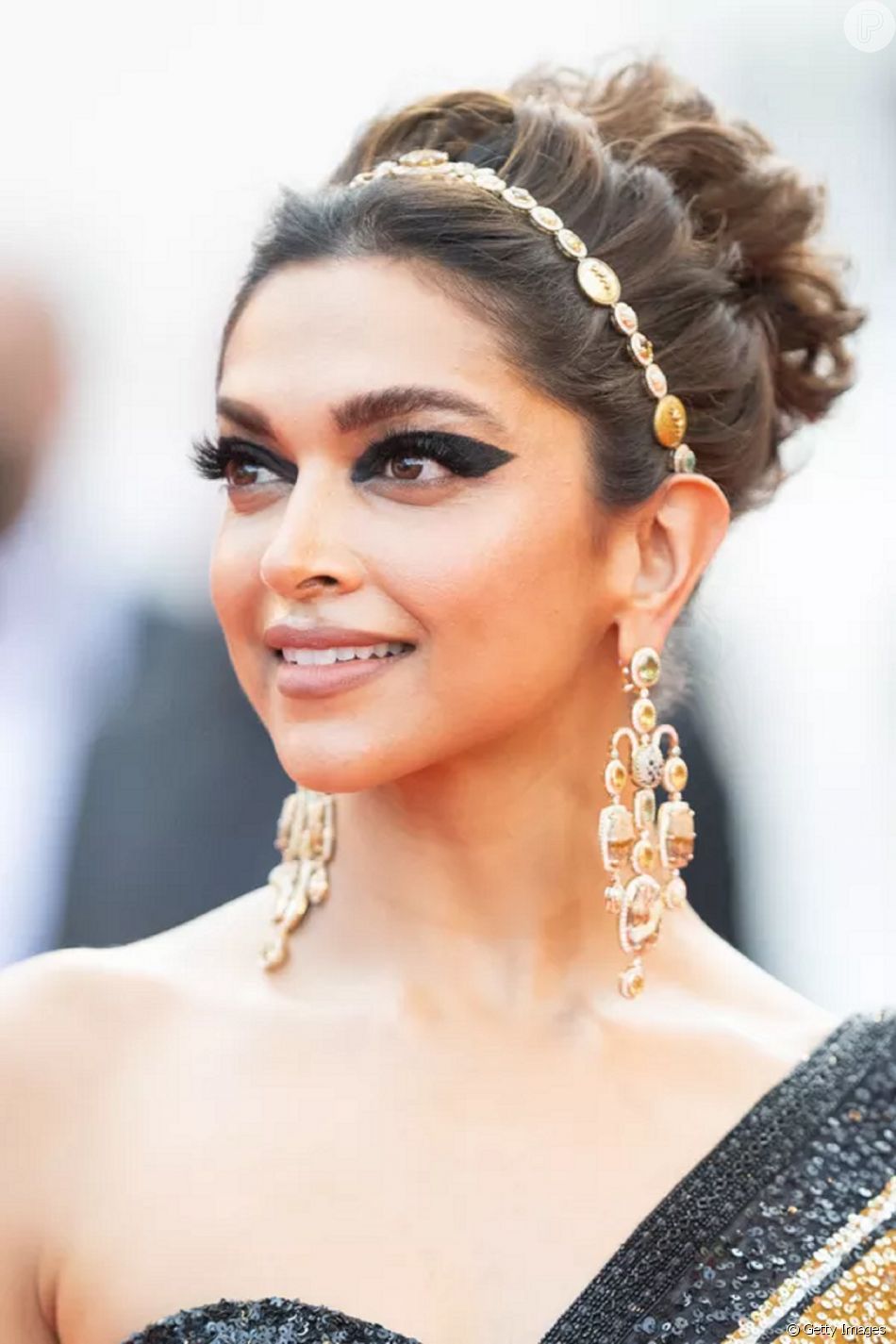 Olho preto em maquiagem elegante: Deepika Padukone fez um desenho bem gráfico e marcante