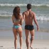 Paloma Bernardi e Thiago Martins aproveitaram o dia de calor para se refrescar no mar