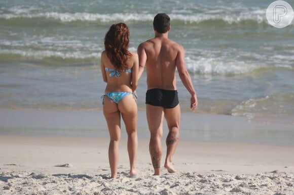 Paloma Bernardi e Thiago Martins aproveitaram o dia de calor para se refrescar no mar